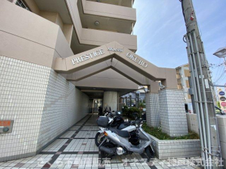 エントランス写真です。駐輪場、バイク置場です。