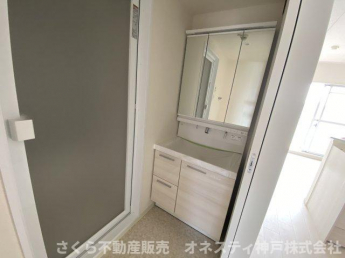 蛇口部分を引き出して使えるハンドシャワーは、掃除をしたりお子様が手を洗うのに便利です。