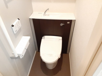 落ち着いた色調のトイレです