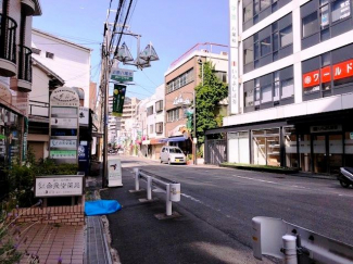 前面道路は「おいでやす八尾北商店街」です