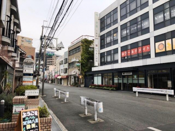 前面道路「おいでやす八尾北商店街」沿いの１階店舗です！