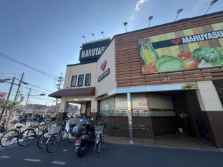 マルヤス登美の里店まで850m