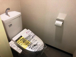 女性用トイレ男性用（洋式・温水洗浄器付きに交換済み）