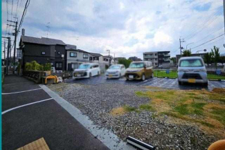 南東角地　更地　建築条件なし売り土地　現況ガレージ