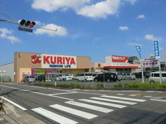 ツルハドラッグ愛知川店まで998m