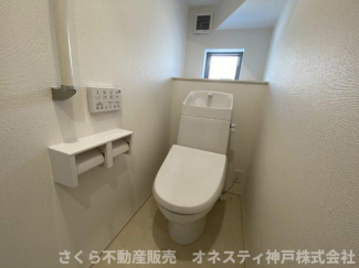 小窓付きの明るいトイレです！