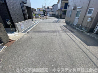 【前面道路含む現地写真】