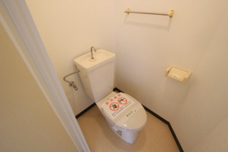 落ち着いた色調のトイレです