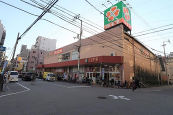 ライフ　大国町店まで185m