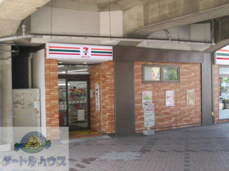 セブンイレブンハートインＪＲ忍ヶ丘駅改札口店まで15m