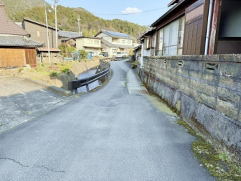 【前面道路含む現地写真】