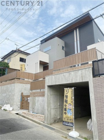 車庫付き　天井があり、雨風から愛車を守ってくれます。
