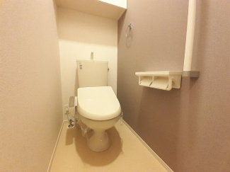 落ち着いた色調のトイレです