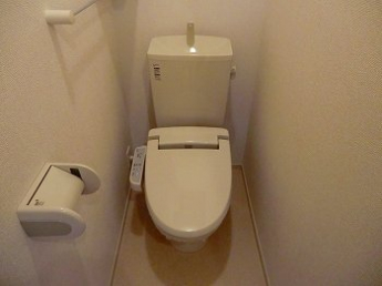 落ち着いた色調のトイレです