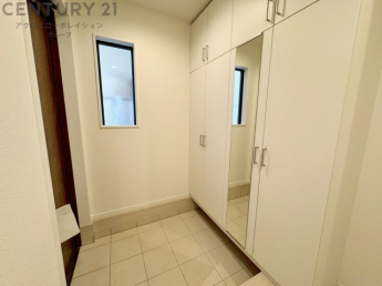 大きな玄関収納付きの玄関です　家族皆様の履物をしっかり収納できます　姿見付きでお出かけ前の身だしなみチェックに便利です

