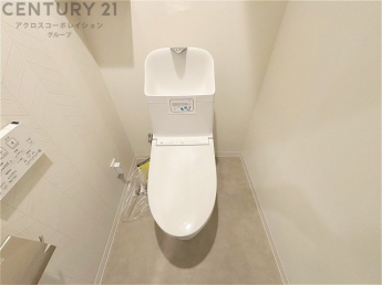 温水洗浄便座付トイレは温水洗浄機能により、暖かい水でおしりを洗浄することができ、冷たい水を使う従来の便座に比べ、温水洗浄機能で暖かいトイレを提供し、快適な使用を可能にします。
