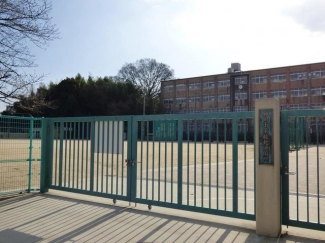 神川小学校まで1000m