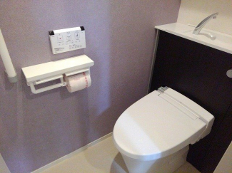 落ち着いた色調のトイレです