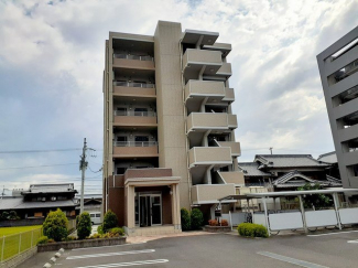 落ち着いた雰囲気の外観です