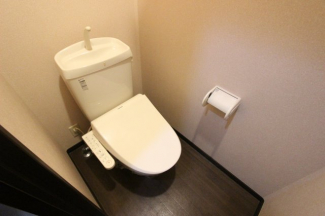 落ち着いた色調のトイレです