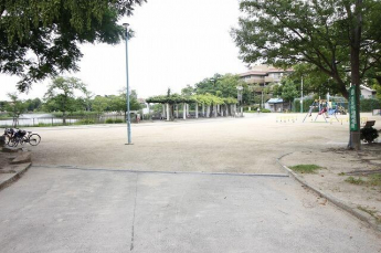 万代池公園まで1200m