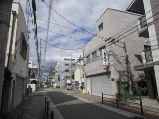 現地を含む前面道路です。前面道路は広々とした歩道付きの公道約