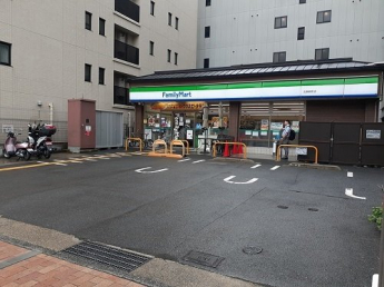 ファミリーマート五条新町店まで72m