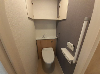 落ち着いた色調のトイレです