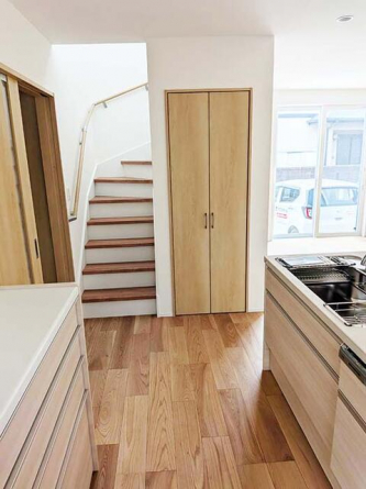 キッチン横に玄関・浴室への扉と２階への階段があり、各部屋への