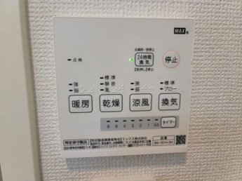 浴室乾燥機付きです！暖房・涼風もあって便利。
