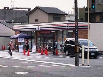 ビルの向かい側にはコンビニ（セブンイレブン）があり便利ですよ