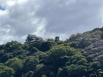 バルコニーから松山城がよく見えます。