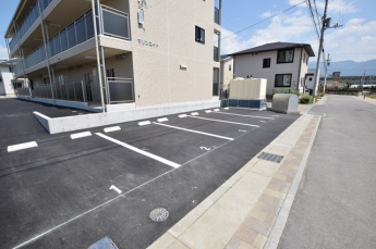 ■車をお持ちの方に嬉しい駐車場付きです。