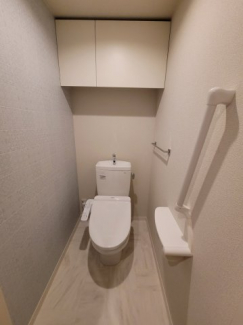 もちろん温水洗浄便座です。トイレットペーパーなどが収納できる棚があるので便利ですよ！