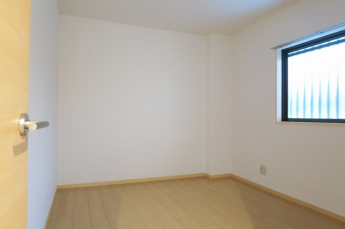 落ち着いて過ごせるお部屋なので、寝室にいかがでしょうか