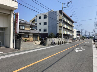 駅前から続く主要道路です