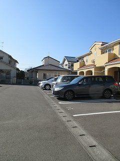 車をお持ちの方に嬉しい駐車場付きの物件です