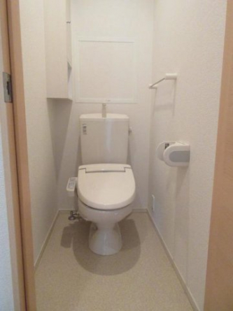 落ち着いた色調のトイレです