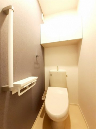 落ち着いた色調のトイレです