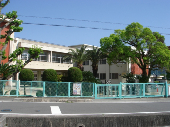 南吉井小学校 1300m