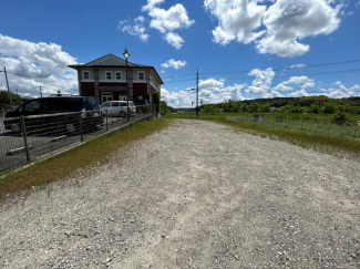 広々とした土地。隣の駐車場付き店舗と同時に賃貸可能。お客様の