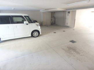 屋内駐車場です