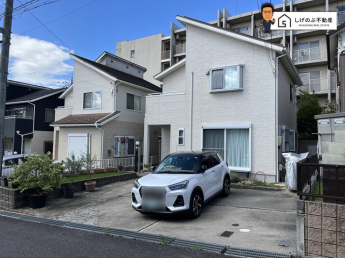 カースペース3台駐車可能！ご夫婦でそれぞれのお車を停められます。