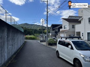 前面道路は約6ｍの広さがございます。車庫入れもスムーズに行えます。