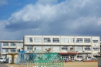 津田小学校まで130m