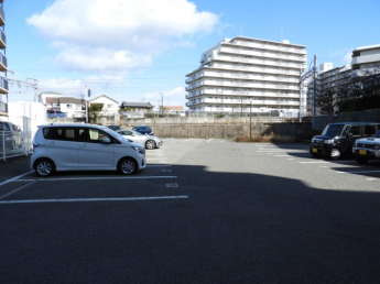 車をお持ちの方に嬉しい駐車場付きの物件です