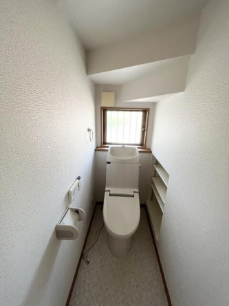 階段下を有効活用したトイレとなります