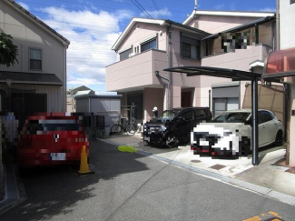 南向きで間口が広く、東側が駐車場で建物が無く、南東角地みたい