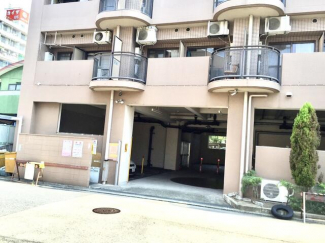 建物外観です。大きなマンションの中の１部屋が事務所です。