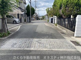 【前面道路含む現地写真】